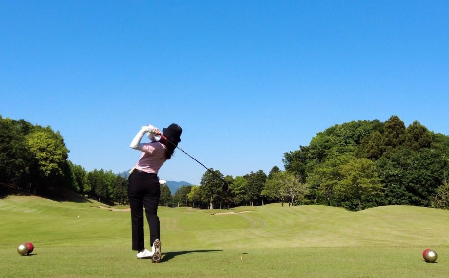 ゴルフのスイングをする女性